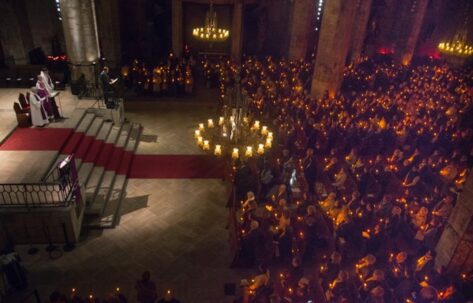 La misa memorial de Mémora – Serveis Funeraris de Barcelona congrego a cerca de 2.000 personas