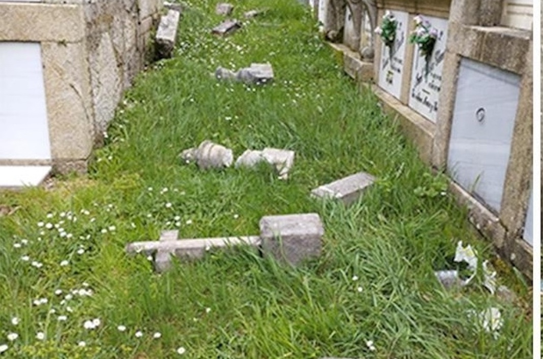 Unos bellacos entran en el cementerio de Forcarey arrasando con cruces y ornamentos