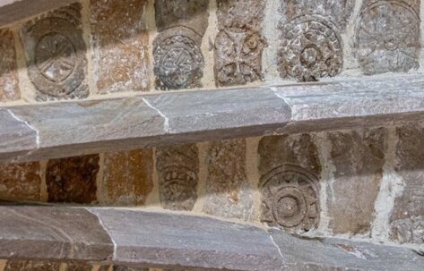 Un estudio revela un hallazgo fascinante en las estelas funerarias de la iglesia de Gallinero (Soria)