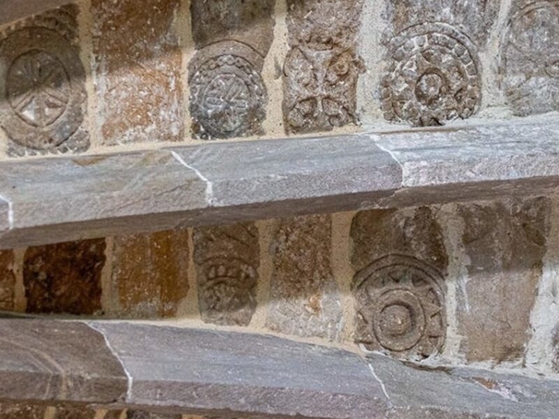 Un estudio revela un hallazgo fascinante en las estelas funerarias de la iglesia de Gallinero (Soria)