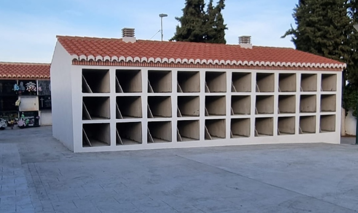 El cementerio de Güevéjar ha instalado 60 nuevos nichos prefabricados