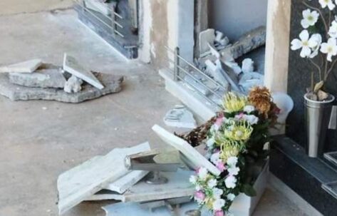 Profanan y saquean siete nichos del cementerio de La Granadella (Lérida)