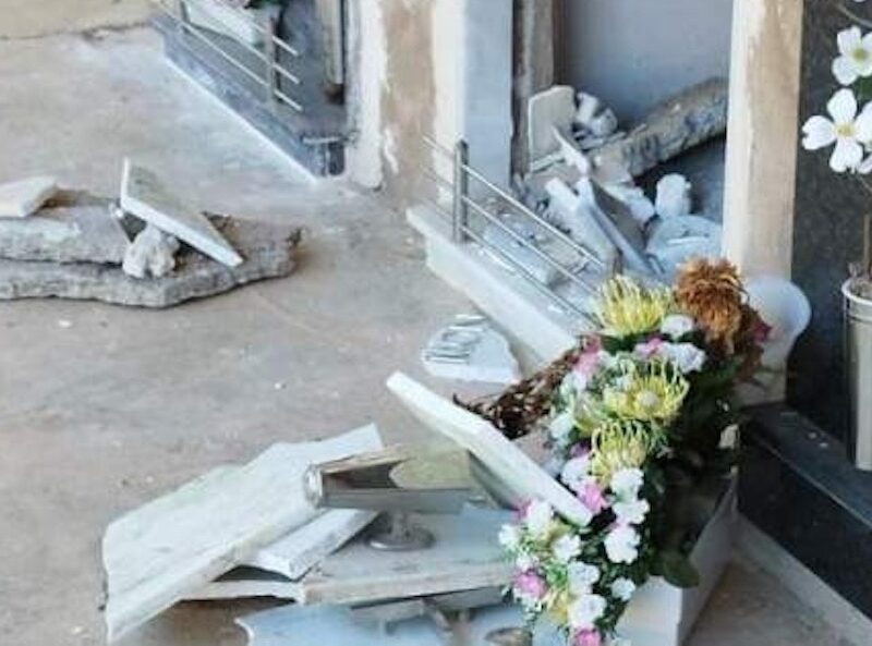 Profanan y saquean siete nichos del cementerio de La Granadella (Lérida)