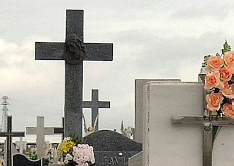 Profanan una decena de sepulturas desplazando las lápidas en el cementerio de Serrada