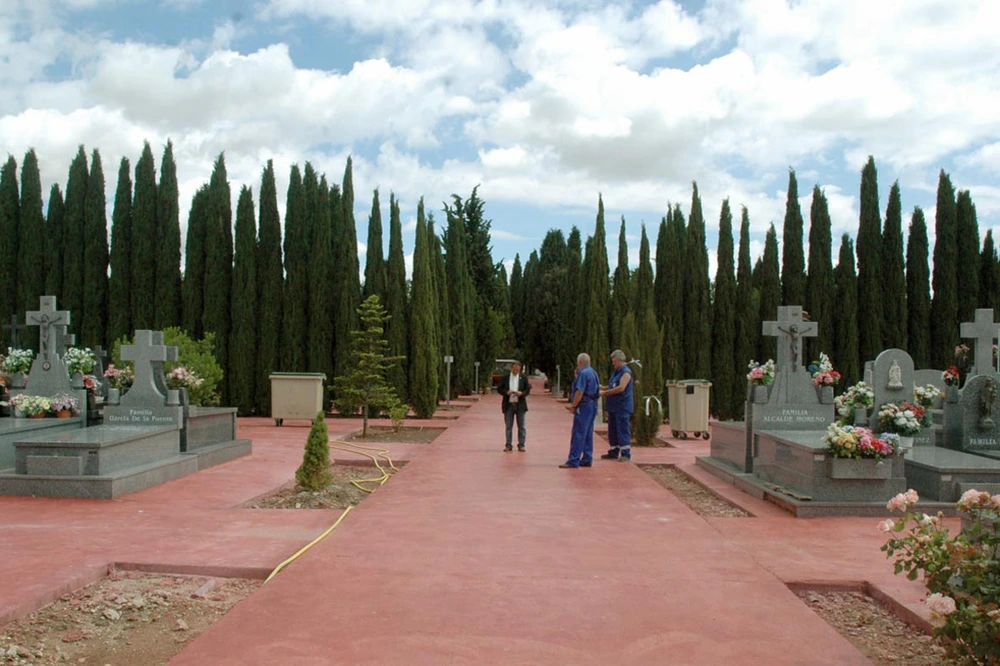 Se construirán 11 nuevas fosas para 44 cuerpos y 32 osarios en el cementerio de Azuqueca de Henares