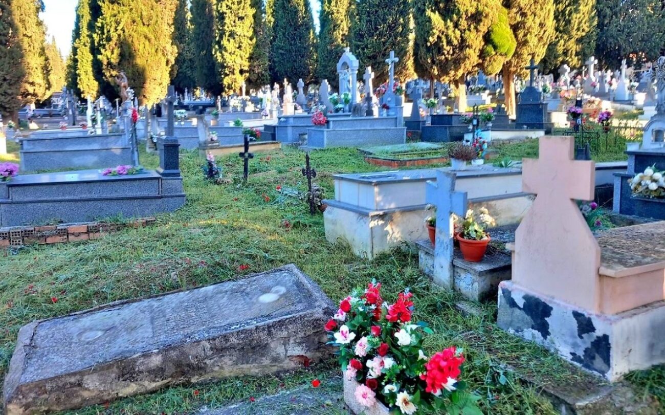 Puertollano activa un plan de limpieza y desbroce en un área de 40.000M2 en el cementerio municipal
