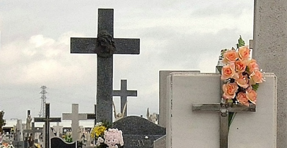 Profanan una decena de sepulturas desplazando las lápidas en el cementerio de Serrada