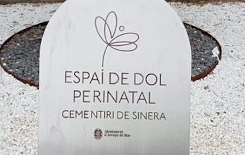 Arenys de Mar instala una nueva placa en el espacio de duelo perinatal en el cementerio de Sinera
