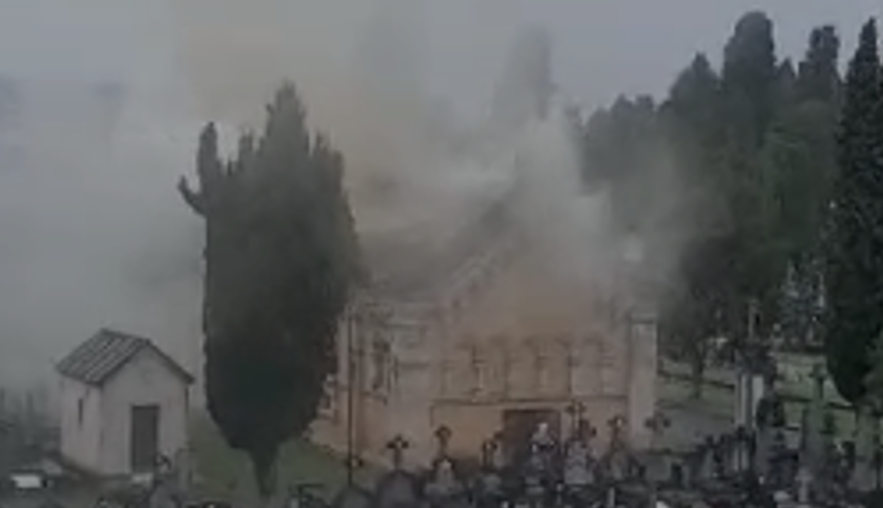 Un incendio en un crematorio del cementerio de Derio ha afectado a la chimenea y a una zona bajo cubierta