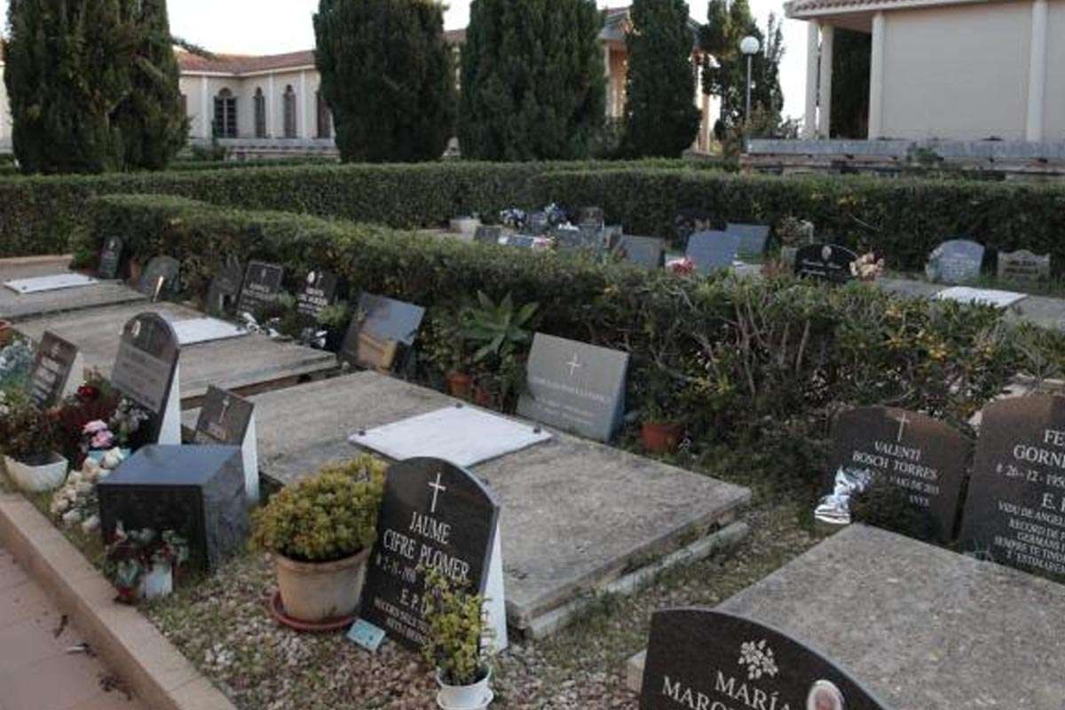 Indignación en el cementerio de Ciutadella: semanas sin agua y sin solución inmediata