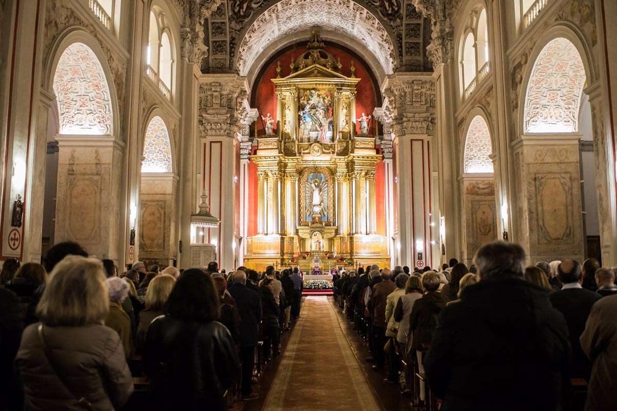 La Iglesia de Santiago el Mayor se llena de luz y recuerdo en el memorial de Mémora