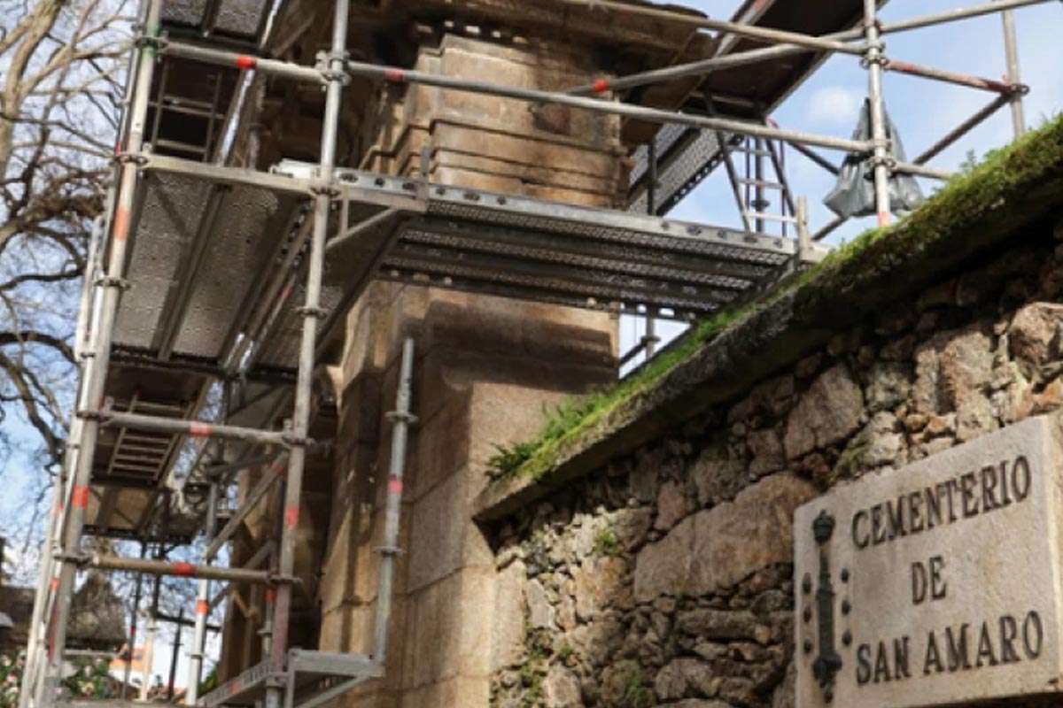 La histórica puerta del cementerio de San Amaro en La Coruña inicia su restauración