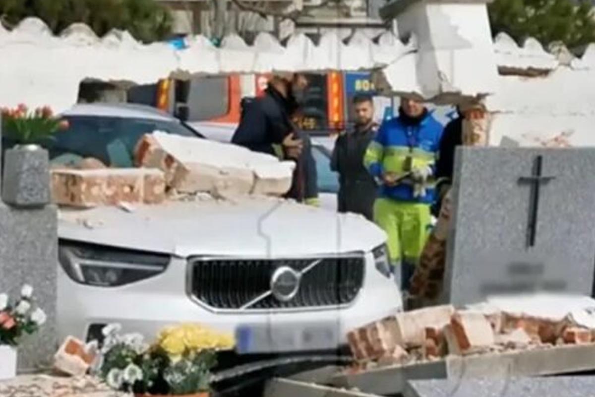 Un todoterreno destroza el muro del cementerio de Majadahonda tras un error del conductor
