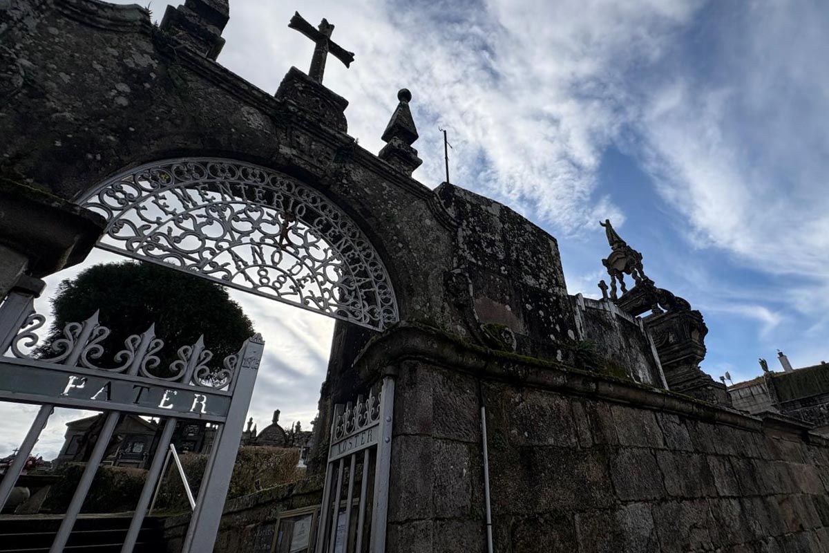 El histórico cementerio de Cangas se deteriora entre abandono y falta de mantenimiento