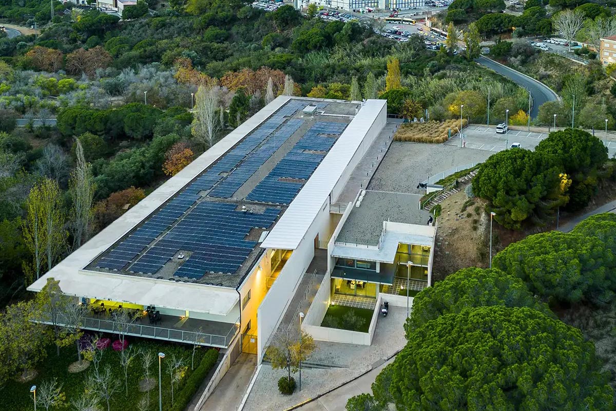 PFB impulsa la sostenibilidad: el Tanatorio de Badalona reduce un 30 % su consumo eléctrico con energía solar