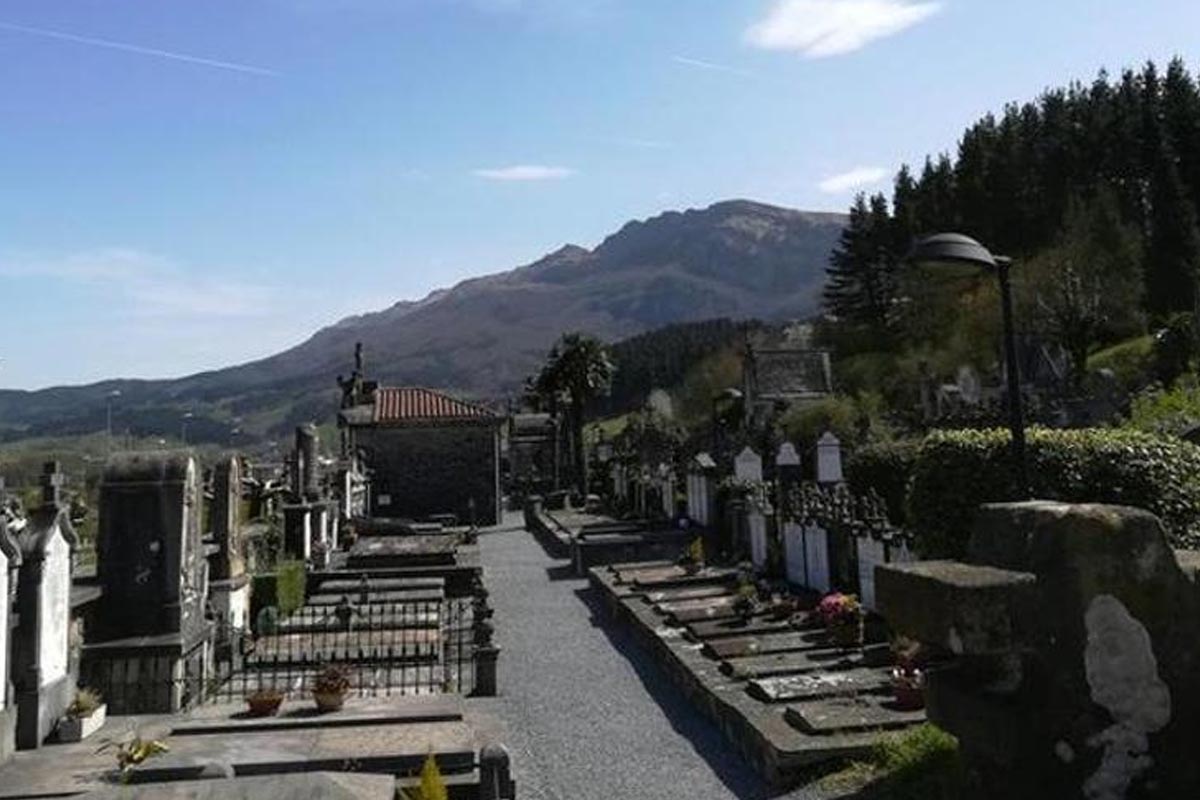 El cementerio de Oñati reabre tras la retirada de placas con amianto en nichos de los años 80