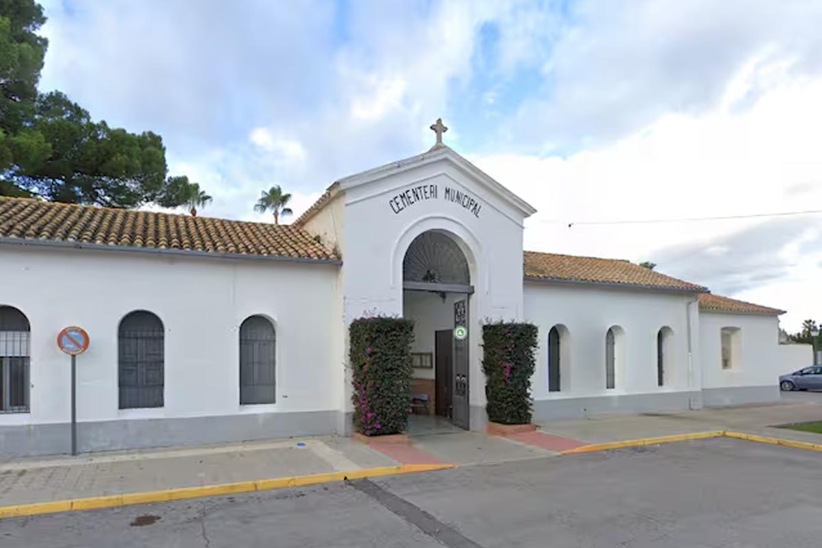 Familias de Vila-real obligadas a guardar urnas en casa ante la falta de espacio en el cementerio