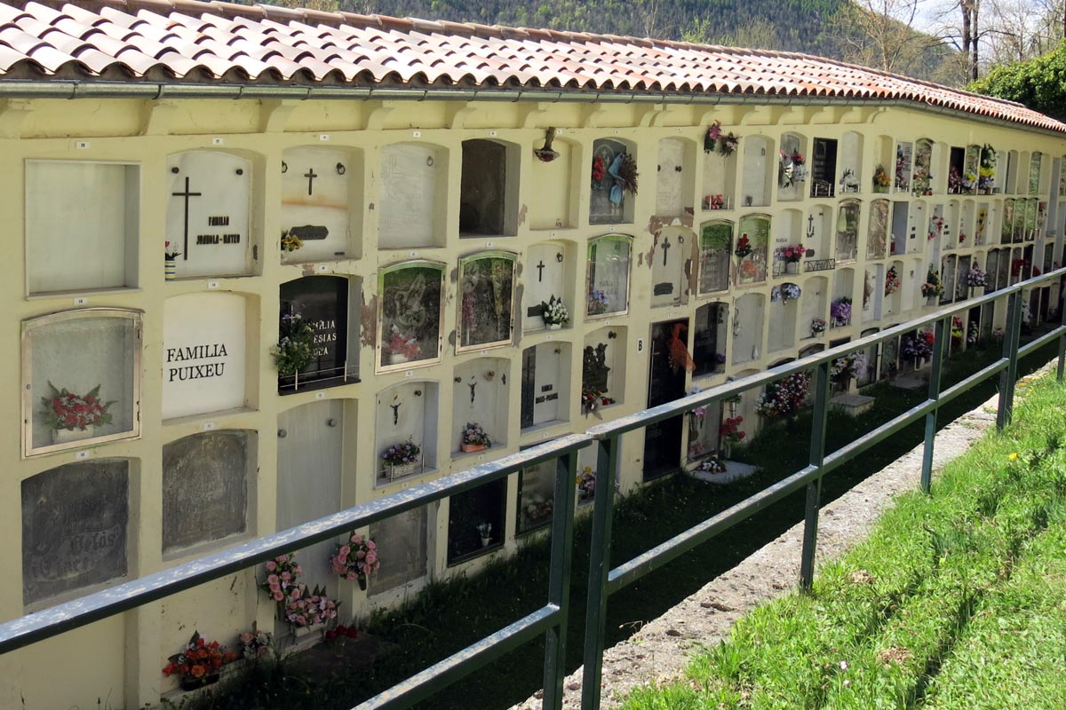 ¿Vandalismo o saqueo? Investigan la apertura de varios nichos en un cementerio de Girona