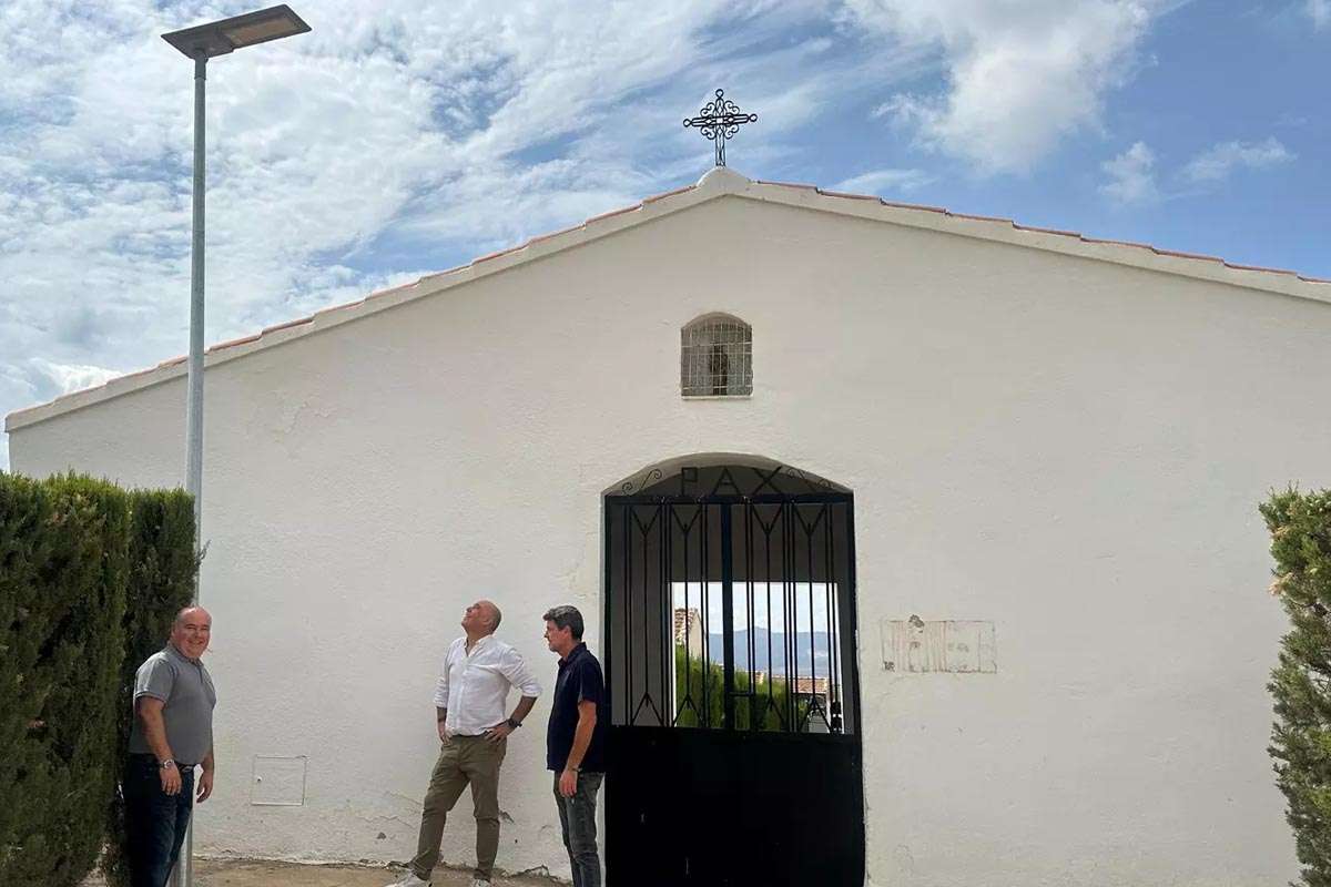 Huércal-Overa ilumina su compromiso sostenible con farolas solares en cementerios rurales