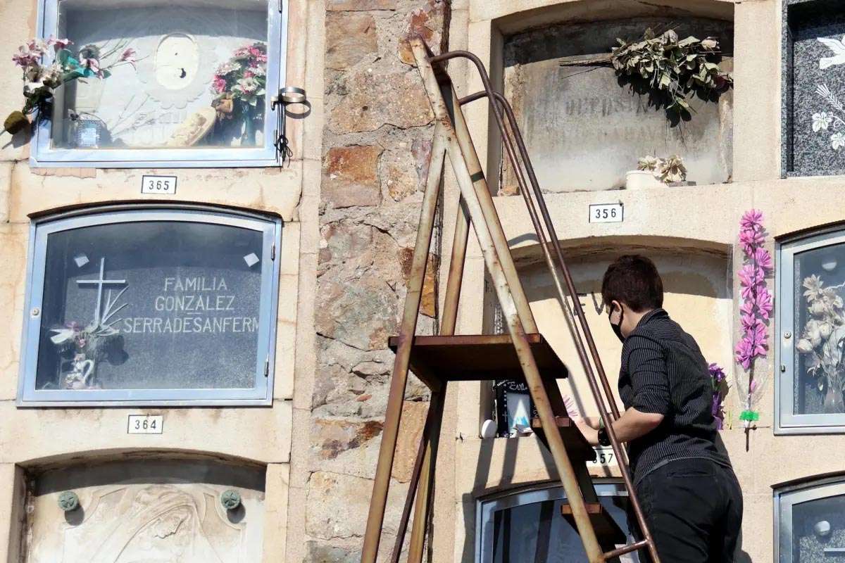 Abandono y desolación en el mayor cementerio de Catalunya