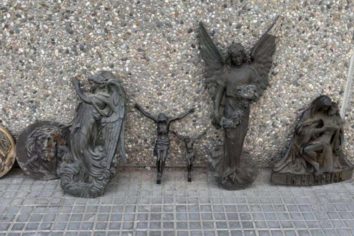 Robo en el cementerio del Palau d'Anglesola: recuperan elementos de bronce y detienen a una sospechosa