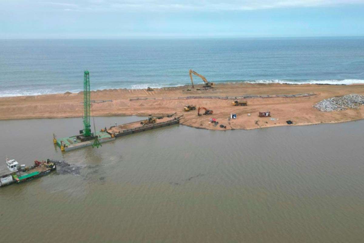 Costa de Marfil enfrenta la furia del mar que devora cementerios
