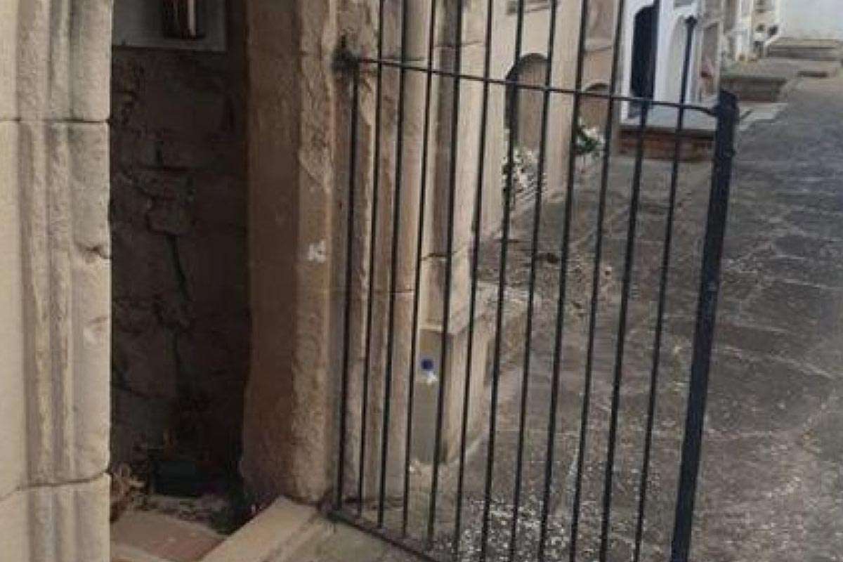 Asombroso caso en Vinaixa: dos ladrones pasan la noche en un mausoleo