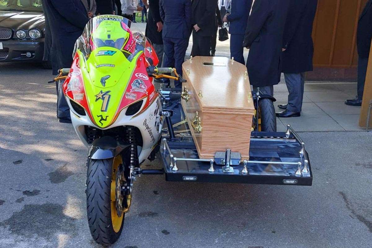 El sidecar fúnebre: La despedida definitiva para los amantes de la velocidad