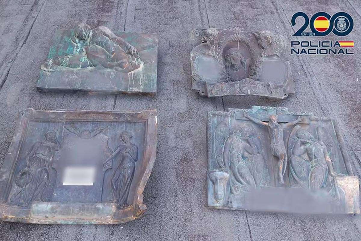 Detenidos en València dos hombres por el hurto de lápidas centenarias de bronce