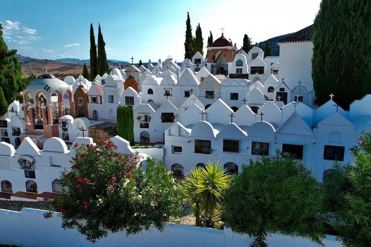 El cementerio de Casabermeja: un tesoro patrimonial y cultural de Andalucía