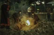 Grave Renovation: una exploración cinematográfica de los rituales funerarios y el legado del karma