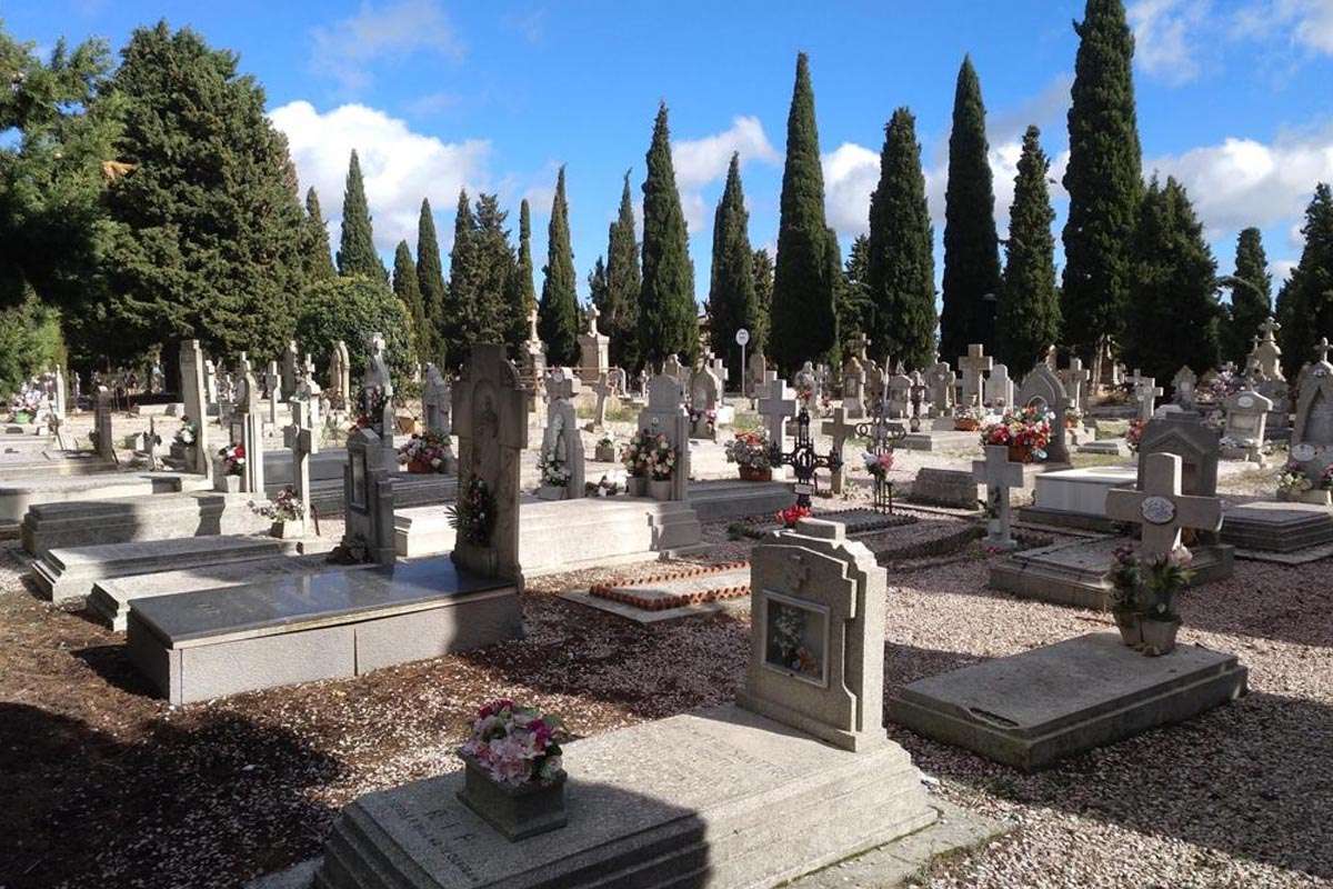 El misterio de los nichos vandalizados en el Cementerio de Torrero
