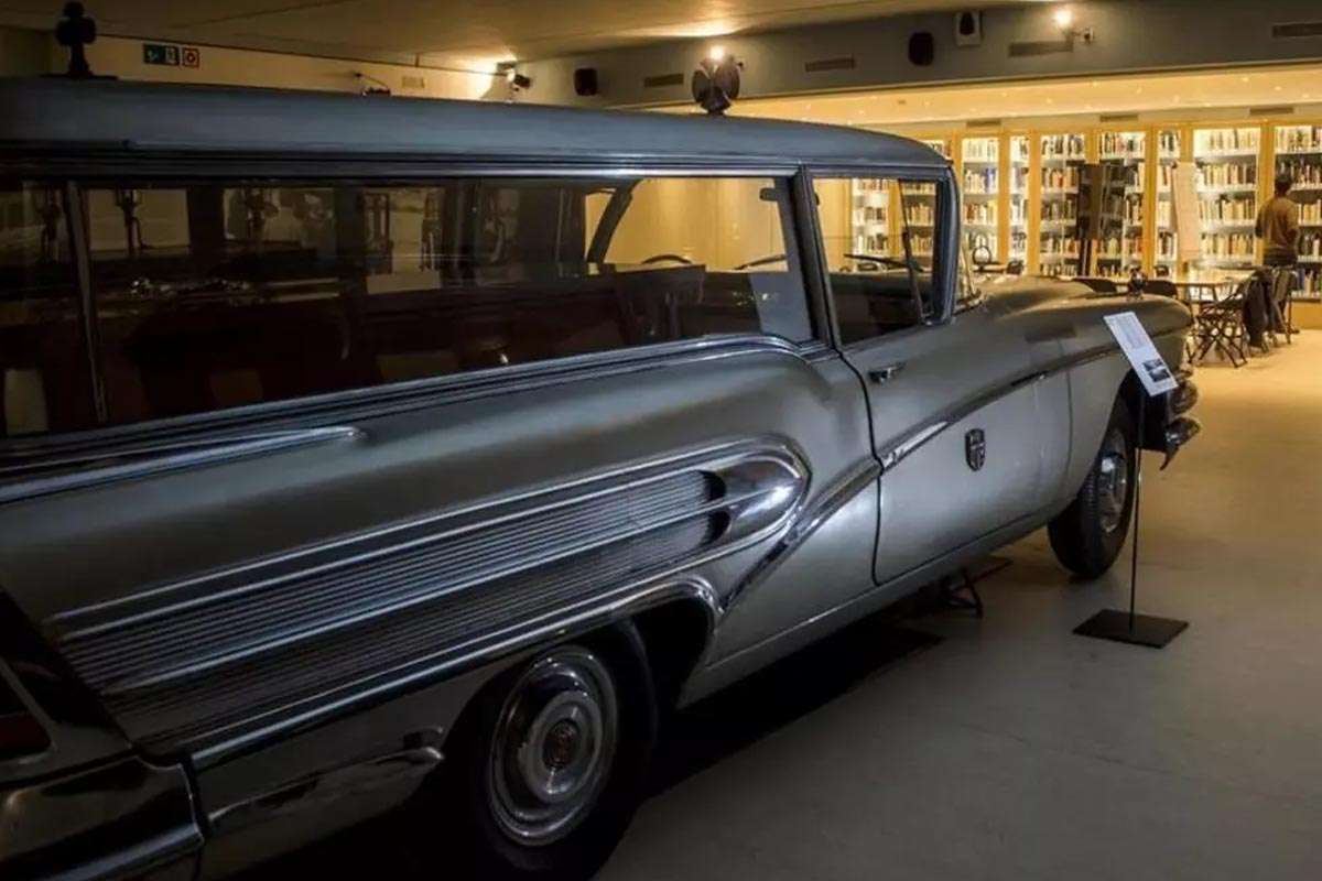 Biblioteca entre ataúdes en Barcelona: un viaje a través del tiempo y la muerte