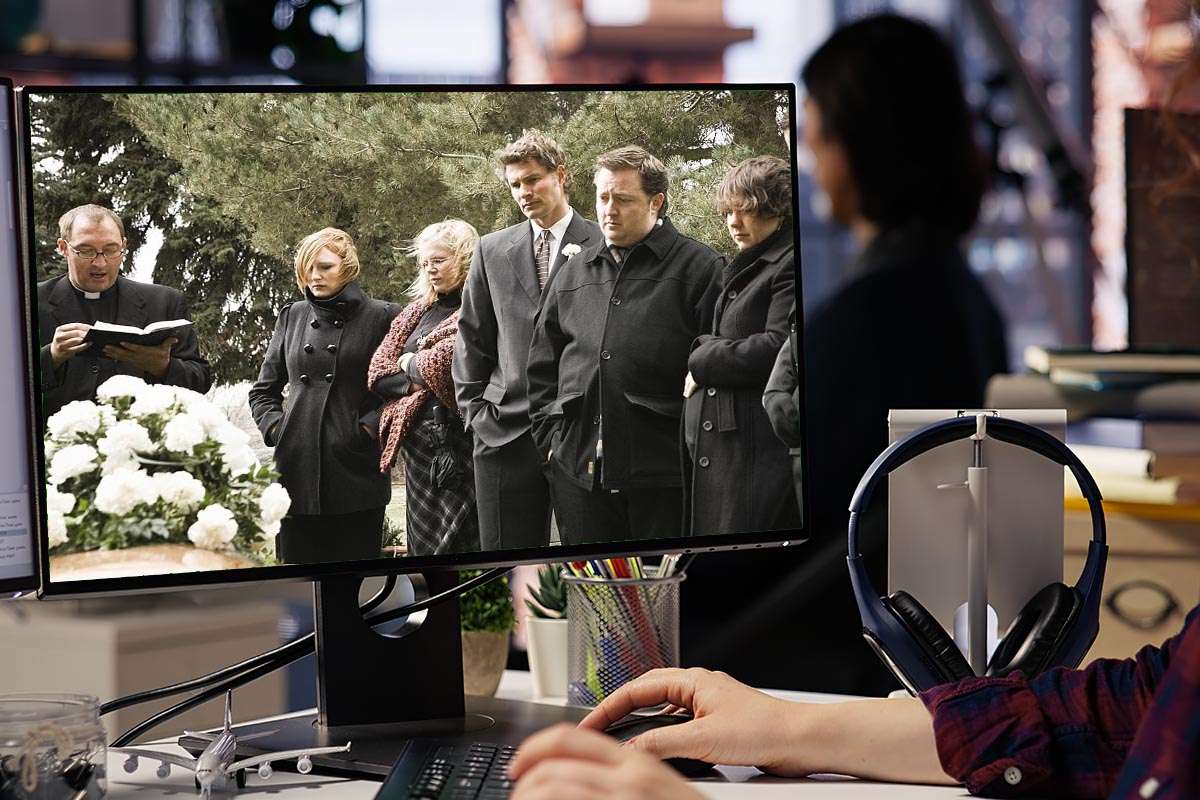 El último adiós se digitaliza en Catalunya: auge de funerales en ‘streaming