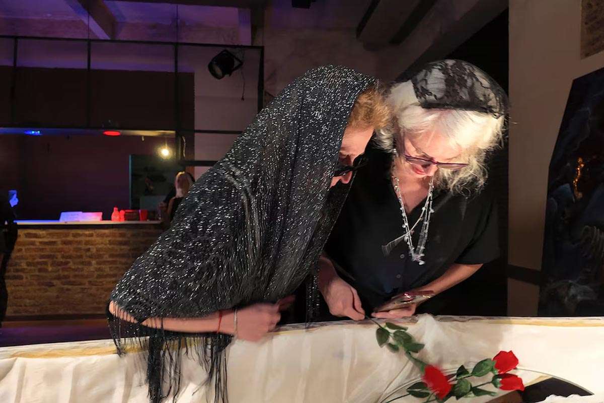 Falso velorio en Buenos Aires: una celebración de vida que desafía tabúes