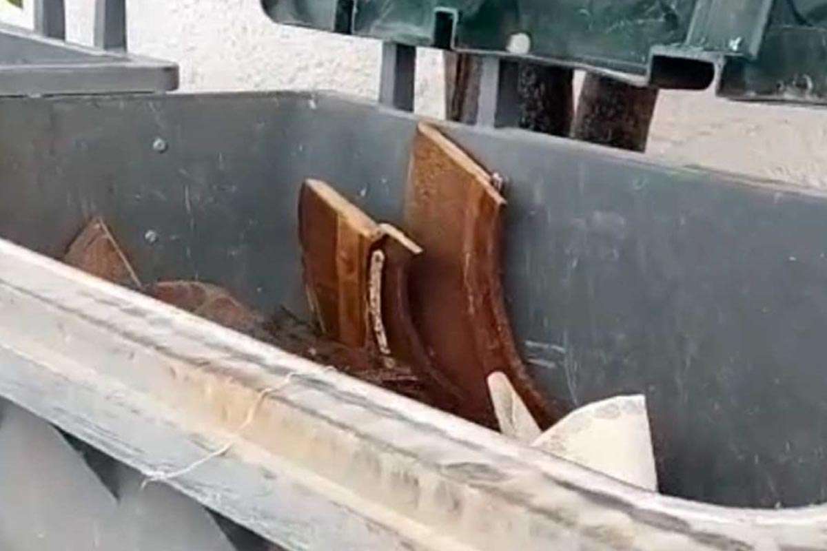 Descubren restos de ataúd en un contenedor del cementerio de San Juan de la Rambla
