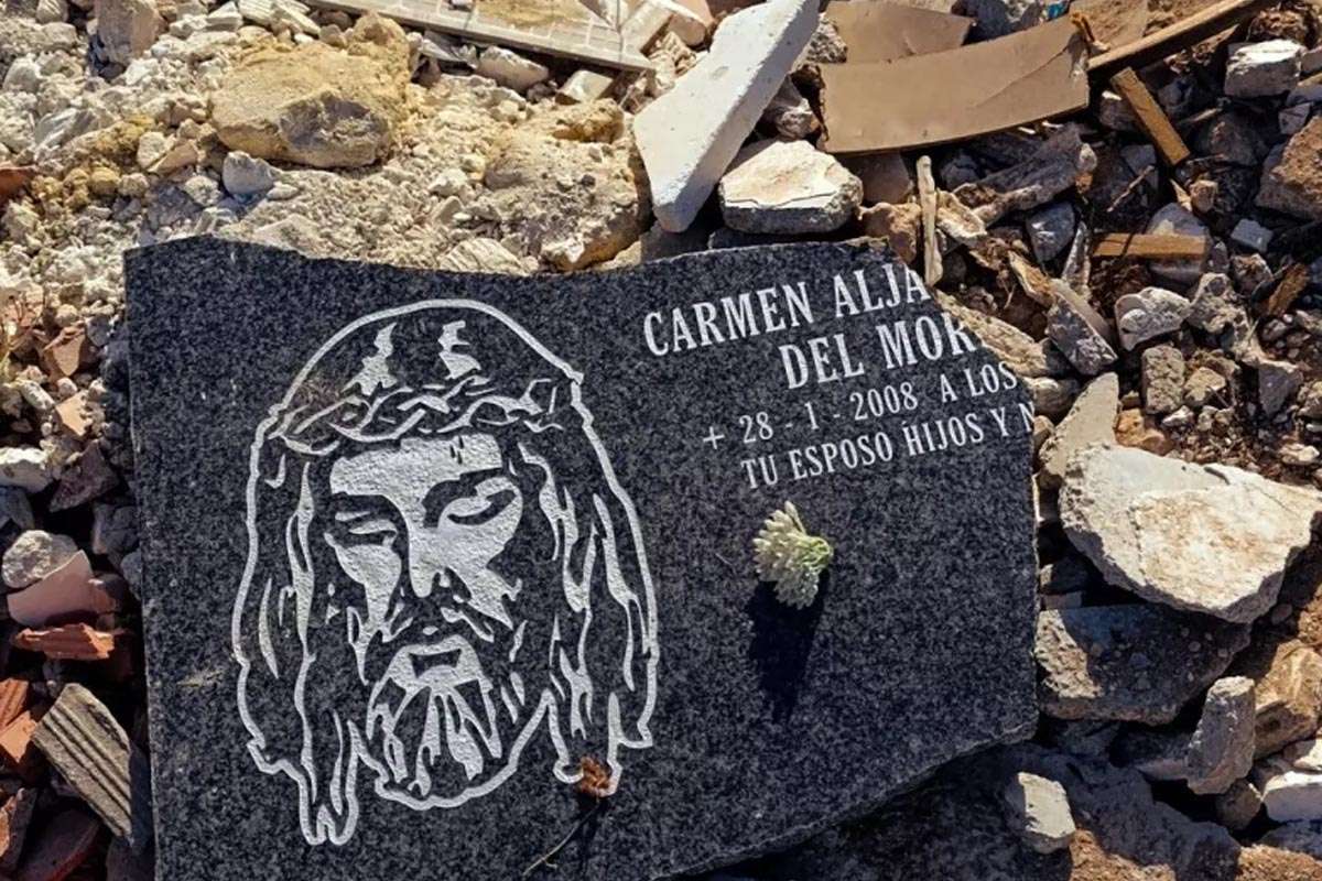 Indignación en Ibi por el hallazgo de lápidas del cementerio en un vertedero municipal