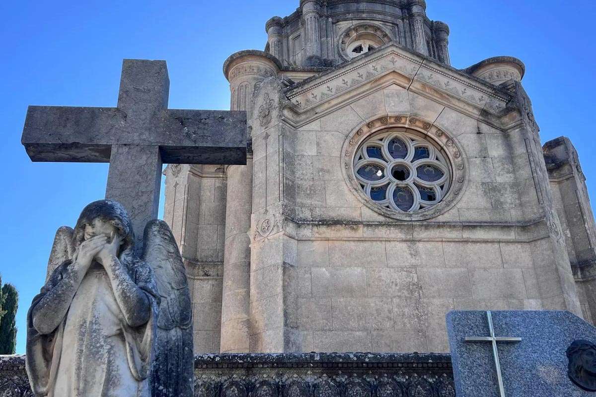 El Arte del Descanso Eterno: Una Visita al Cementerio de Salamanca