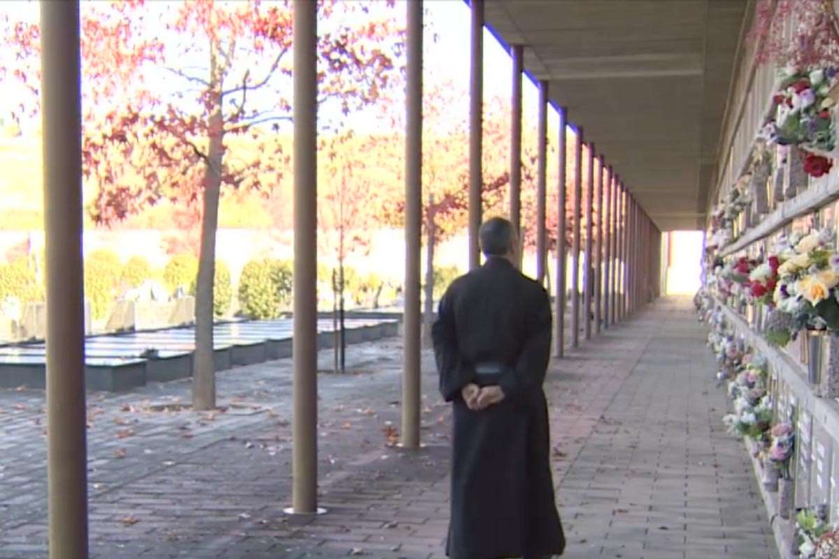 Fossores de Guadix: Frailes que viven y cuidan la muerte desde el corazón del cementerio