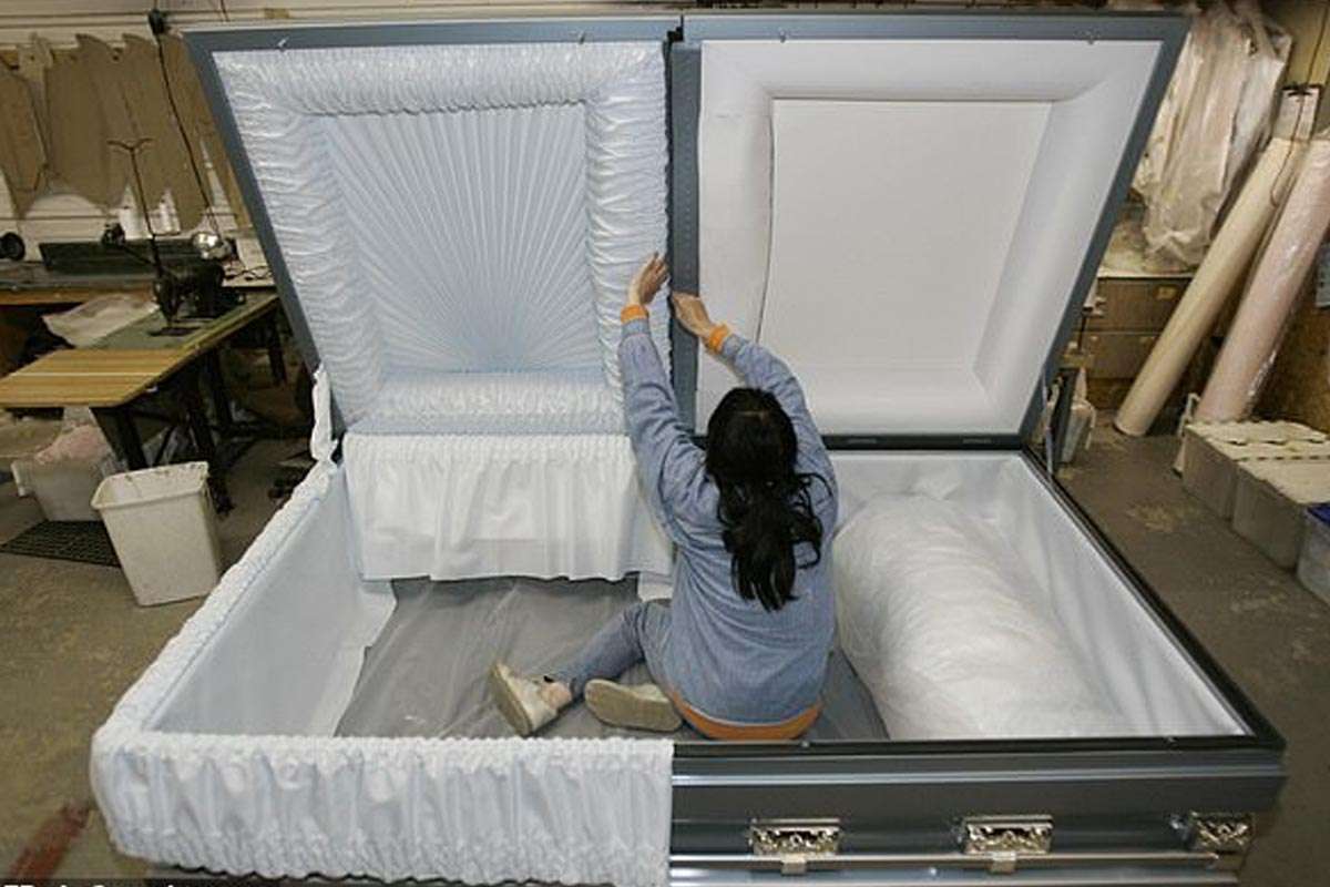 El aumento de la obesidad en Gran Bretaña desafía a la industria funeraria con ataúdes de gran tamaño