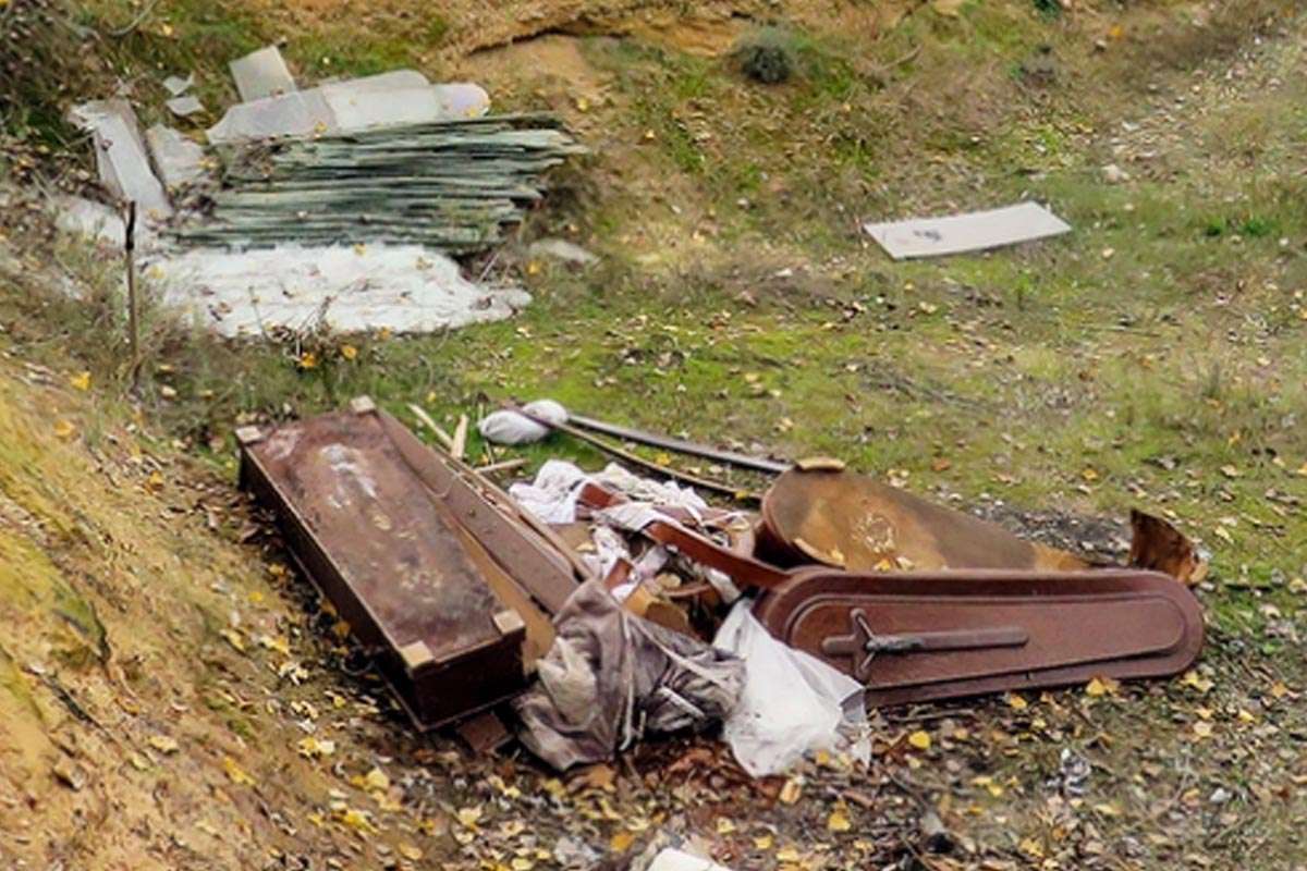 Indignación en Miranda de Ebro por la acumulación de ataúdes visibles junto al cementerio