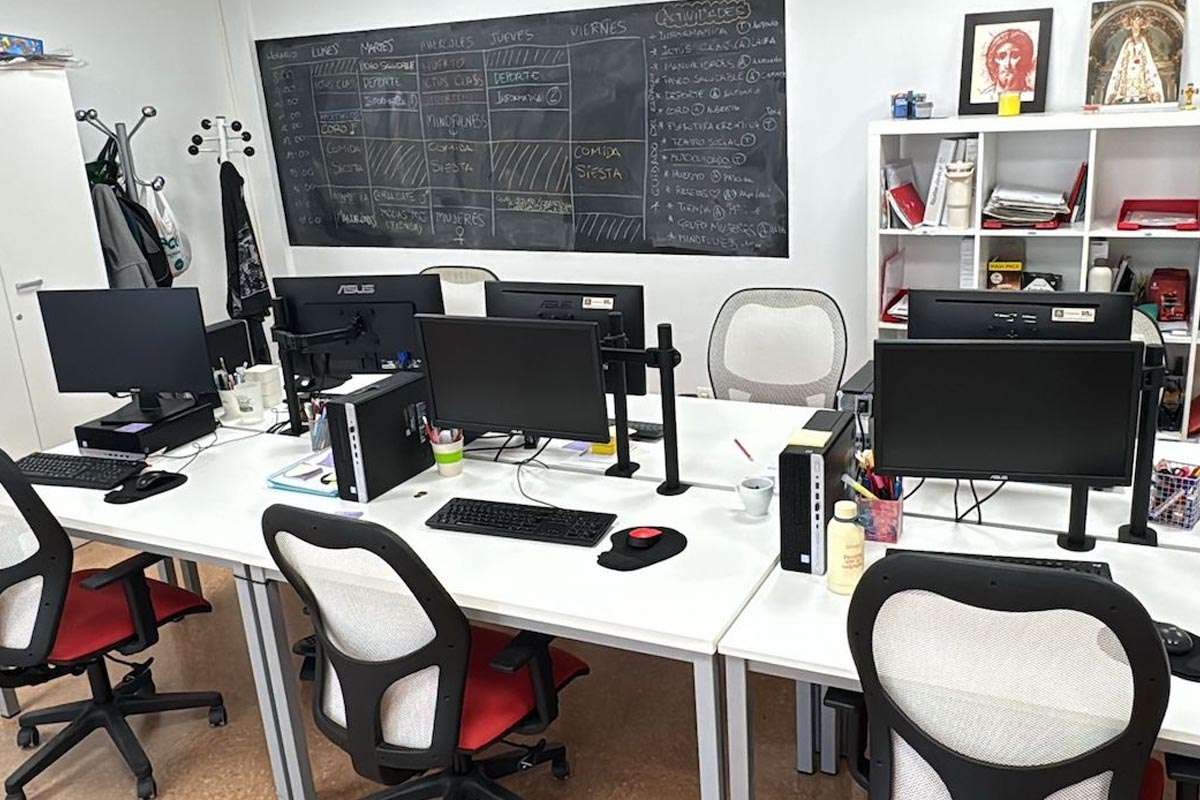 Impulso a la inclusión digital: Cáritas recibe donación de 110 ordenadores de Grupo ASV