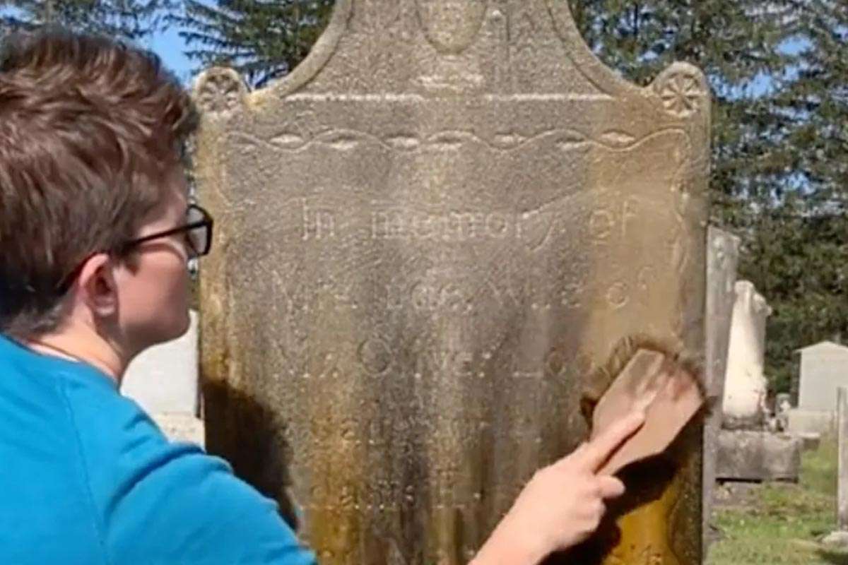 Caitlin Abrams redefine el contenido viral limpiando lápidas