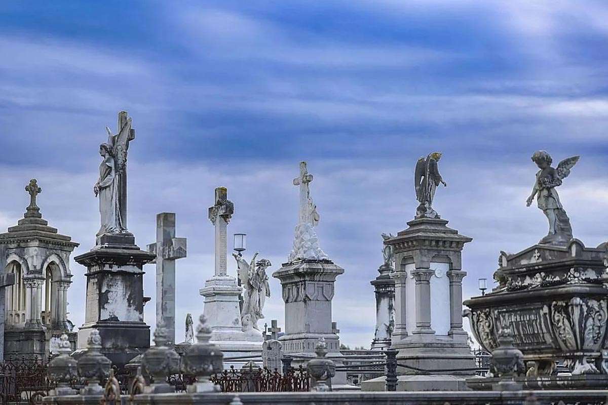 Controversia en Avilés: Debate sobre la gestión de cementerios