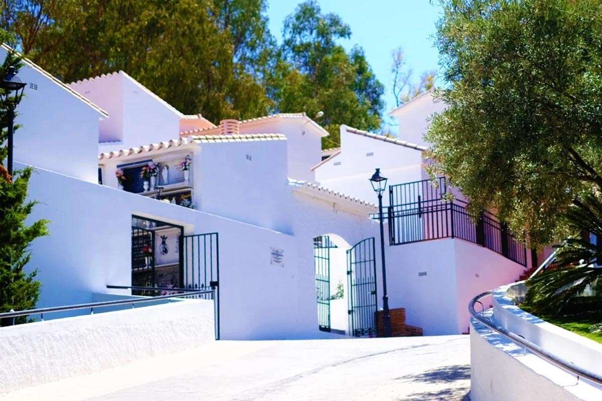 La búsqueda de herederos para las tumbas centenarias de La Cala del Moral