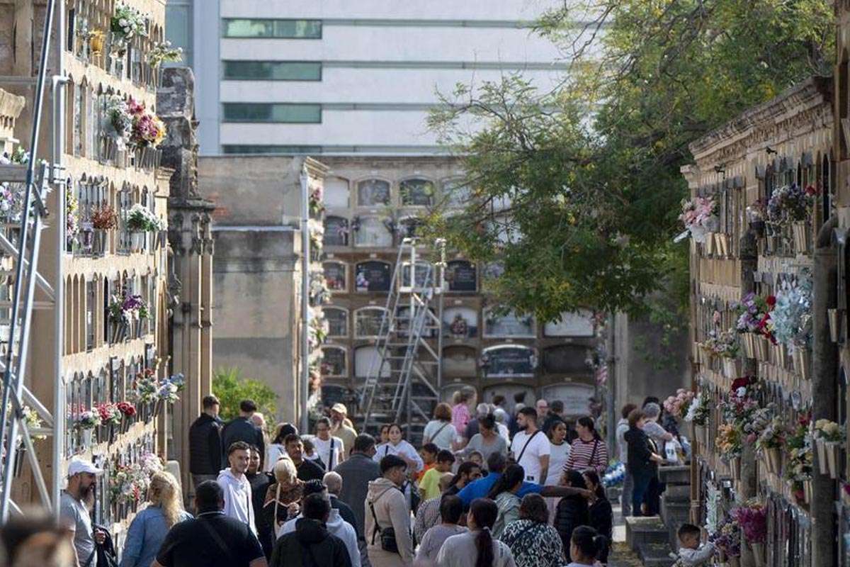 Barcelona: Un mar de flores y recuerdos en el Día de Todos los Santos