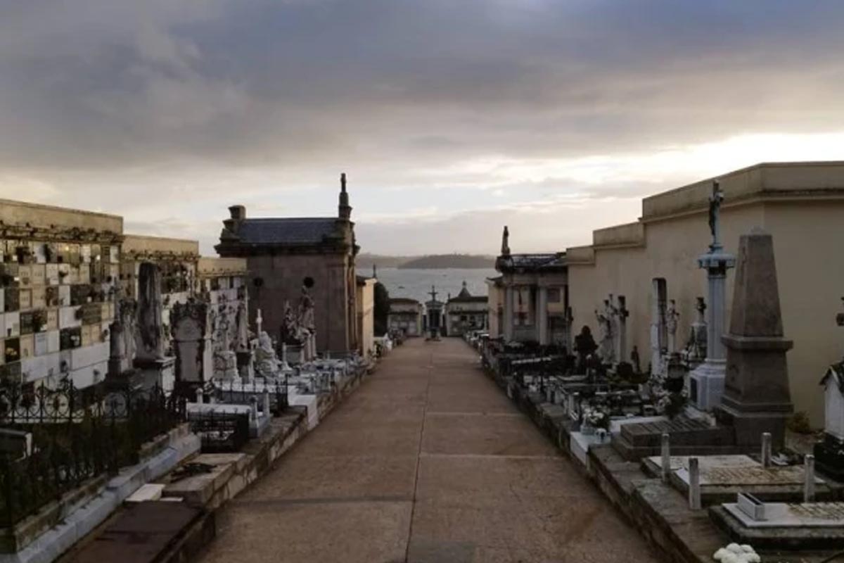 Las familias coruñesas viven un duelo interrumpido por el colapso de los cementerios municipales
