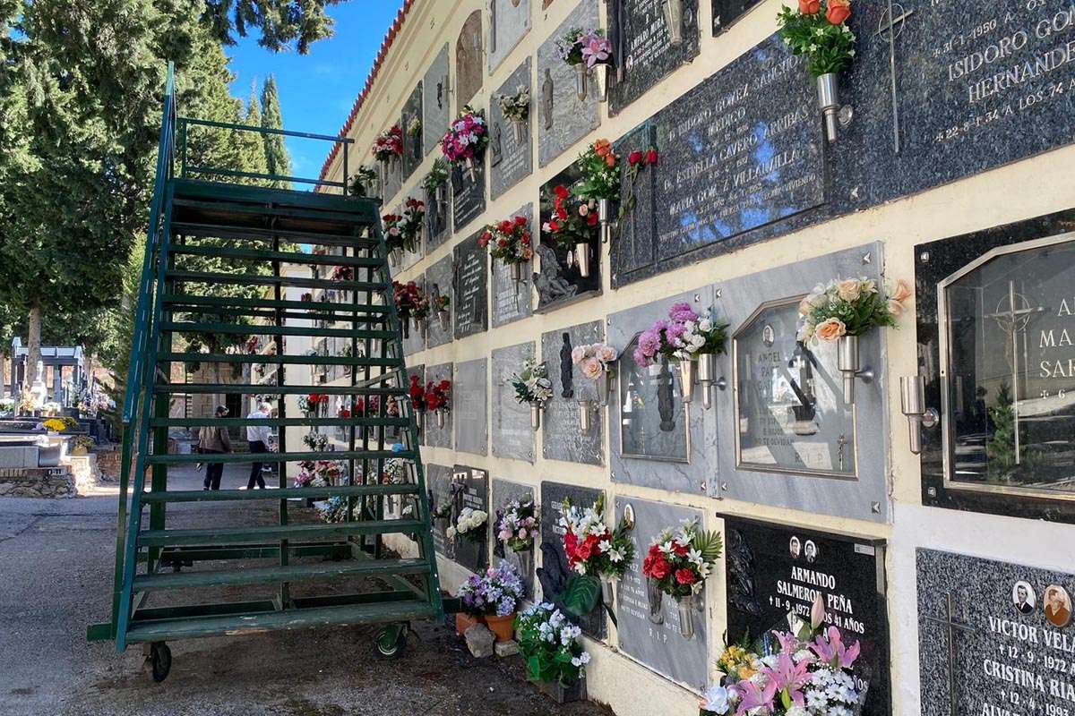 Reclaman mejoras en el cementerio de Cuenca por el deterioro de escaleras y riesgos en vías peatonales