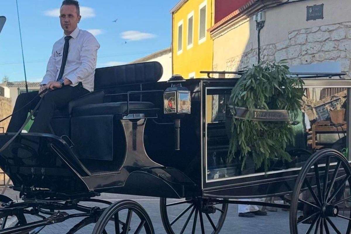 Funeraria vallisoletana revoluciona el transporte fúnebre con carruaje de caballos