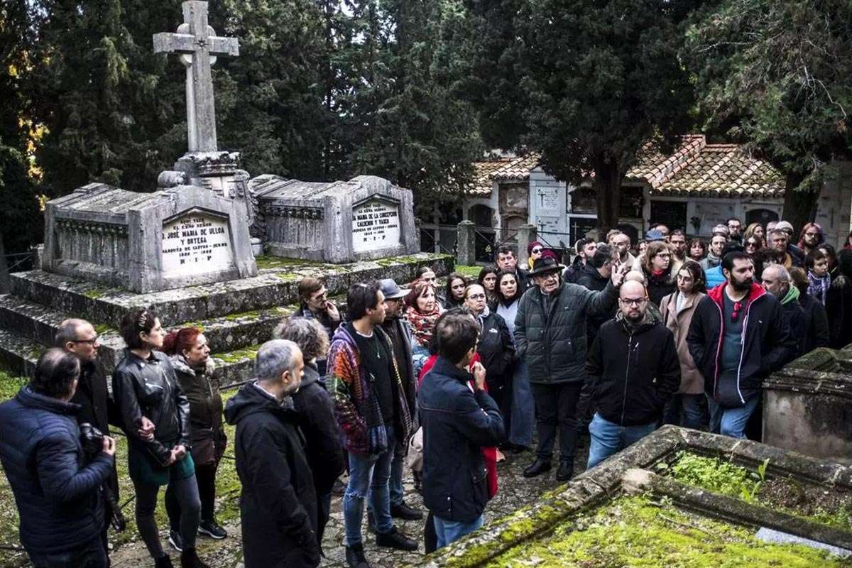 Los secretos del cementerio de Cáceres revelados en una visita guiada